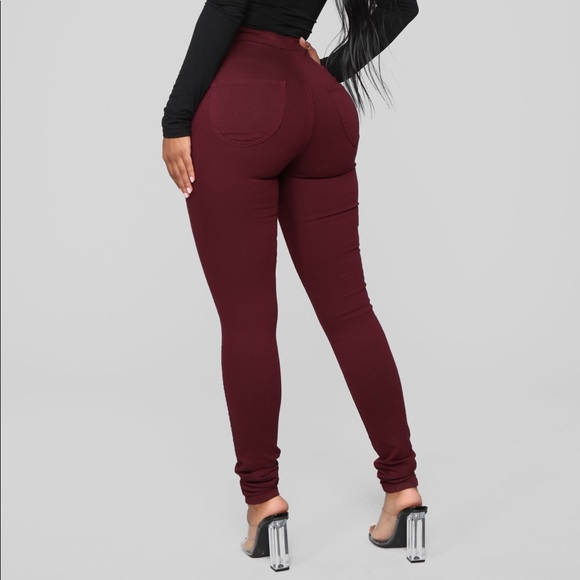 maroon jeans outfit